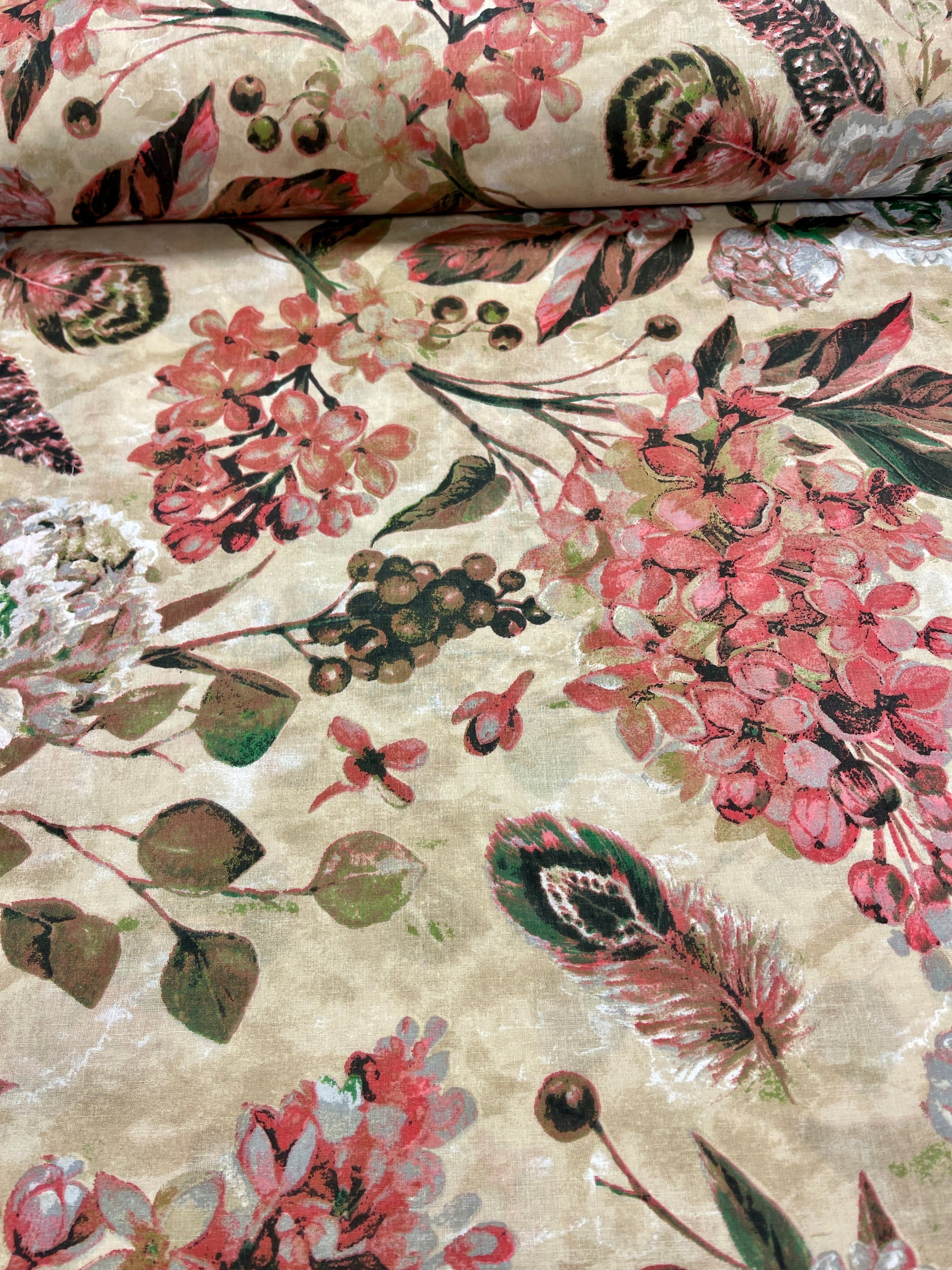 Attēls ar 100% Kokvilnas audums - puķu motīvs uz bēša 125 g/m² – pieejams Šarlotes audumi