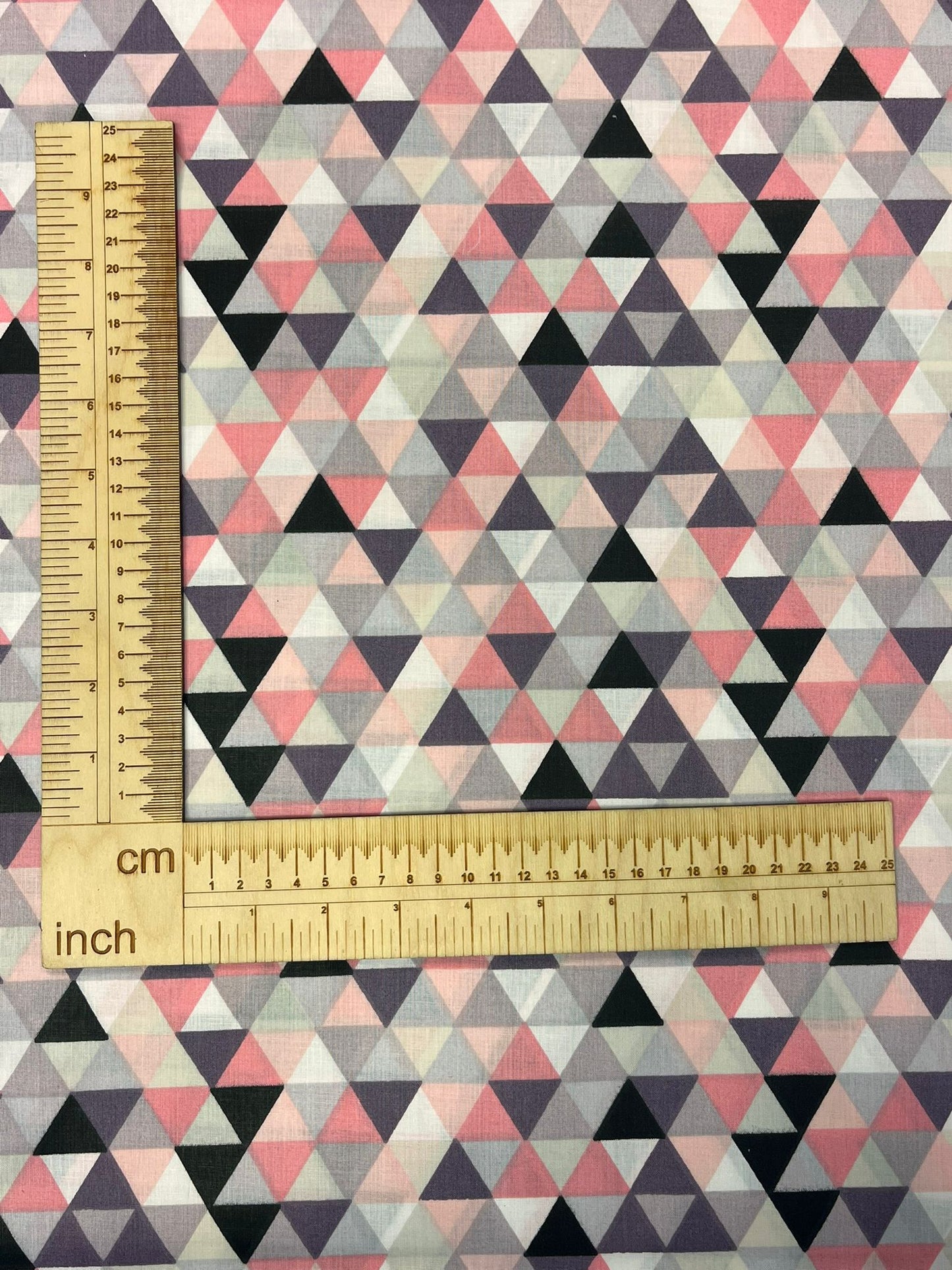 Image avec tissu 100 % coton - triangles roses 125 g/m² – disponible chez Šarlotes audumi