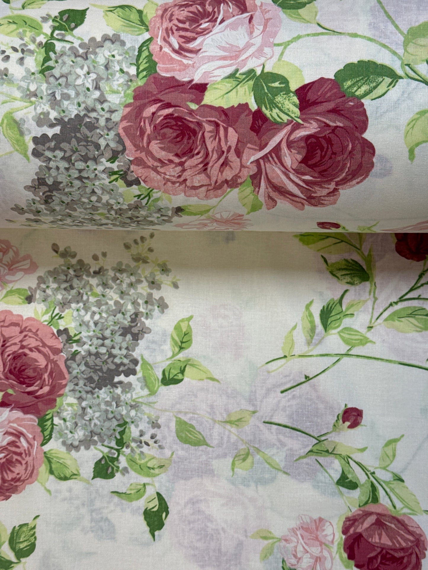 Attēls ar 100% kokvilnas audums–smilškrāsas ar rozā rožu zīmējumiem, 220 cm – pieejams internetā Šarlotes audumi