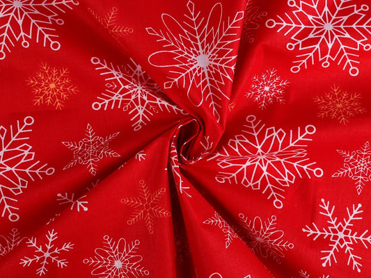 Attēls ar 100% Kokvilnas audums - sniegpārslas uz sarkana fona 125 g/m (DRĪZUMĀ PLAUKTOS) – pieejams Šarlotes audumi