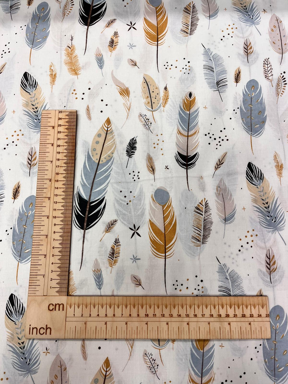Image en tissu 100 % coton - plumes 125 g/m² – disponible chez Šarlotes audumi