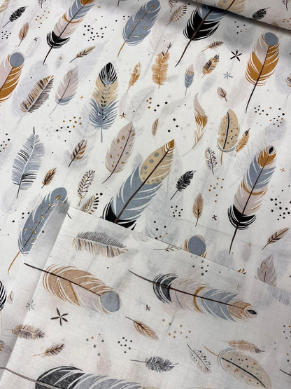 Image avec tissu 100 % coton - plumes 125 g/m² – disponible chez Šarlotes audumi