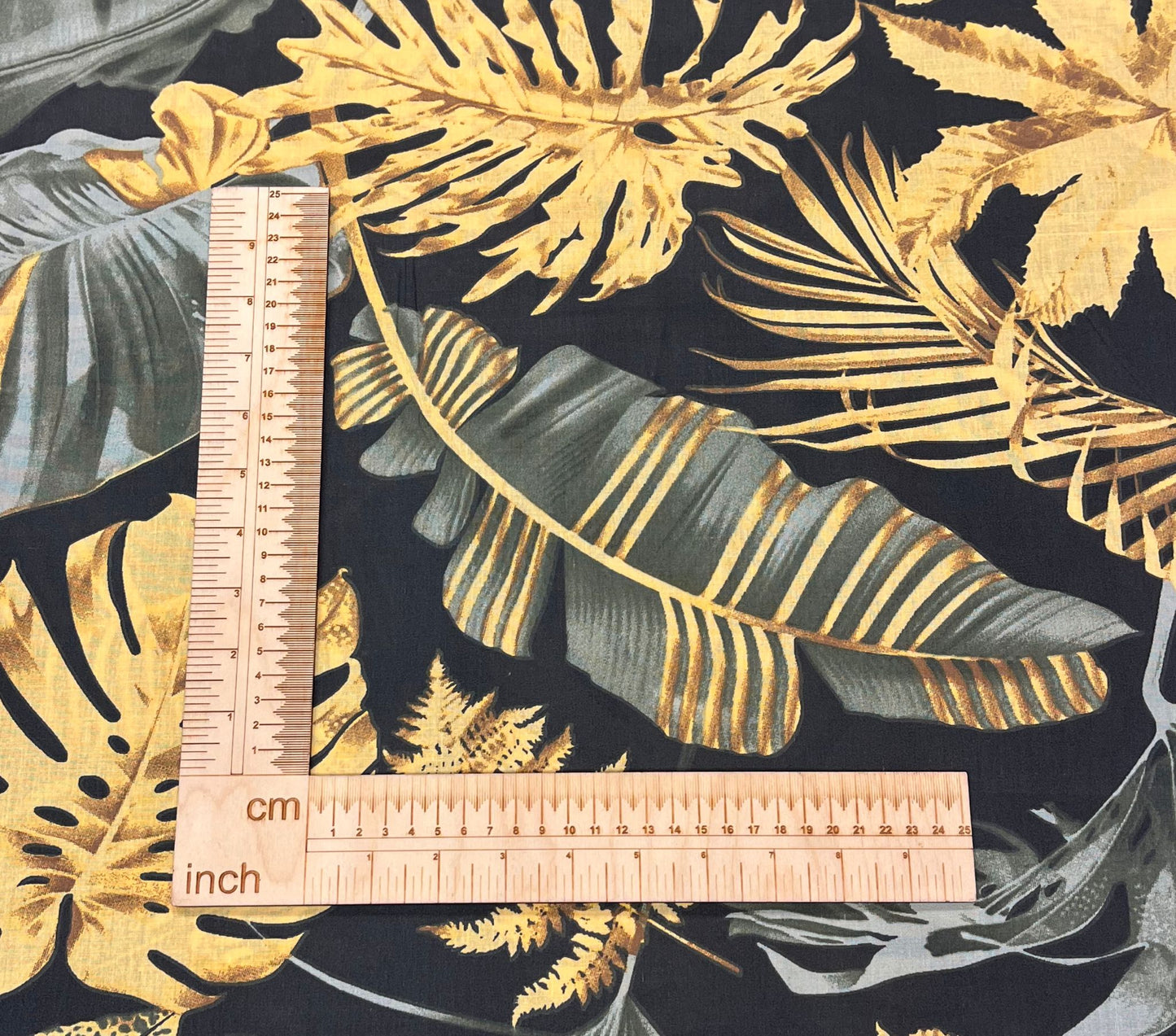 Attēls ar 100% Kokvilnas audums - tumšās lapas 125 g/m² – pieejams Šarlotes audumi