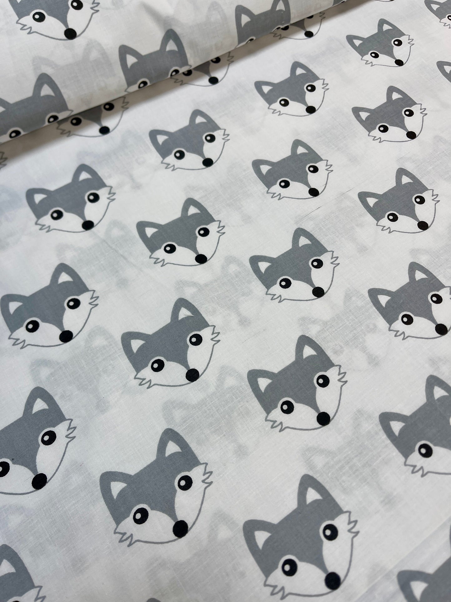 Attēls ar 100% Kokvilnas audums - vilki 125 g/m² – pieejams Šarlotes audumi