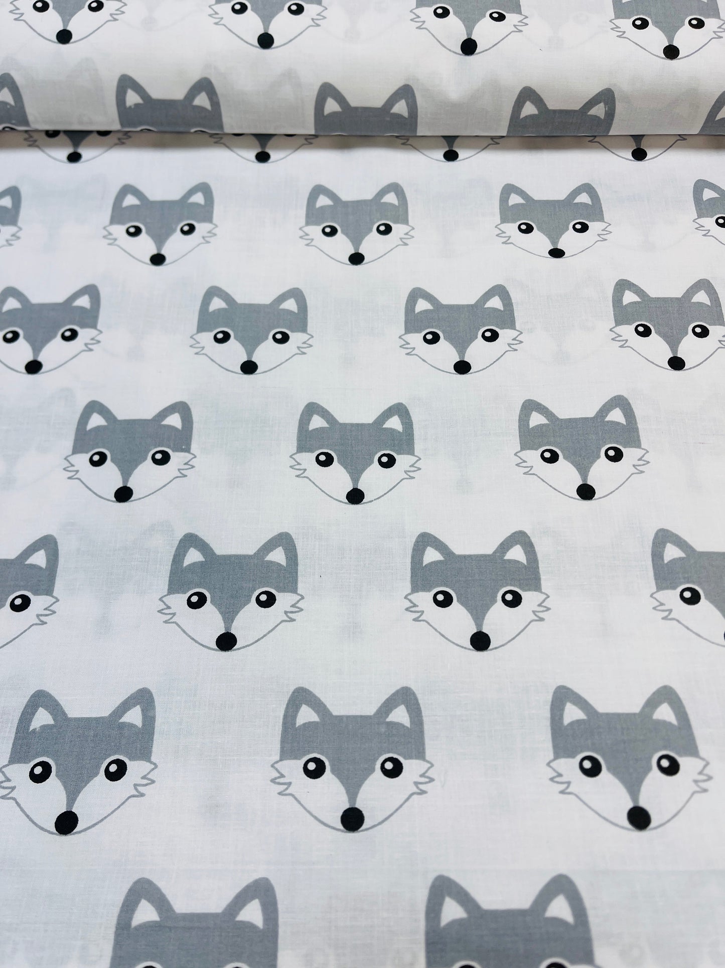 Attēls ar 100% Kokvilnas audums - vilki 125 g/m² – pieejams Šarlotes audumi