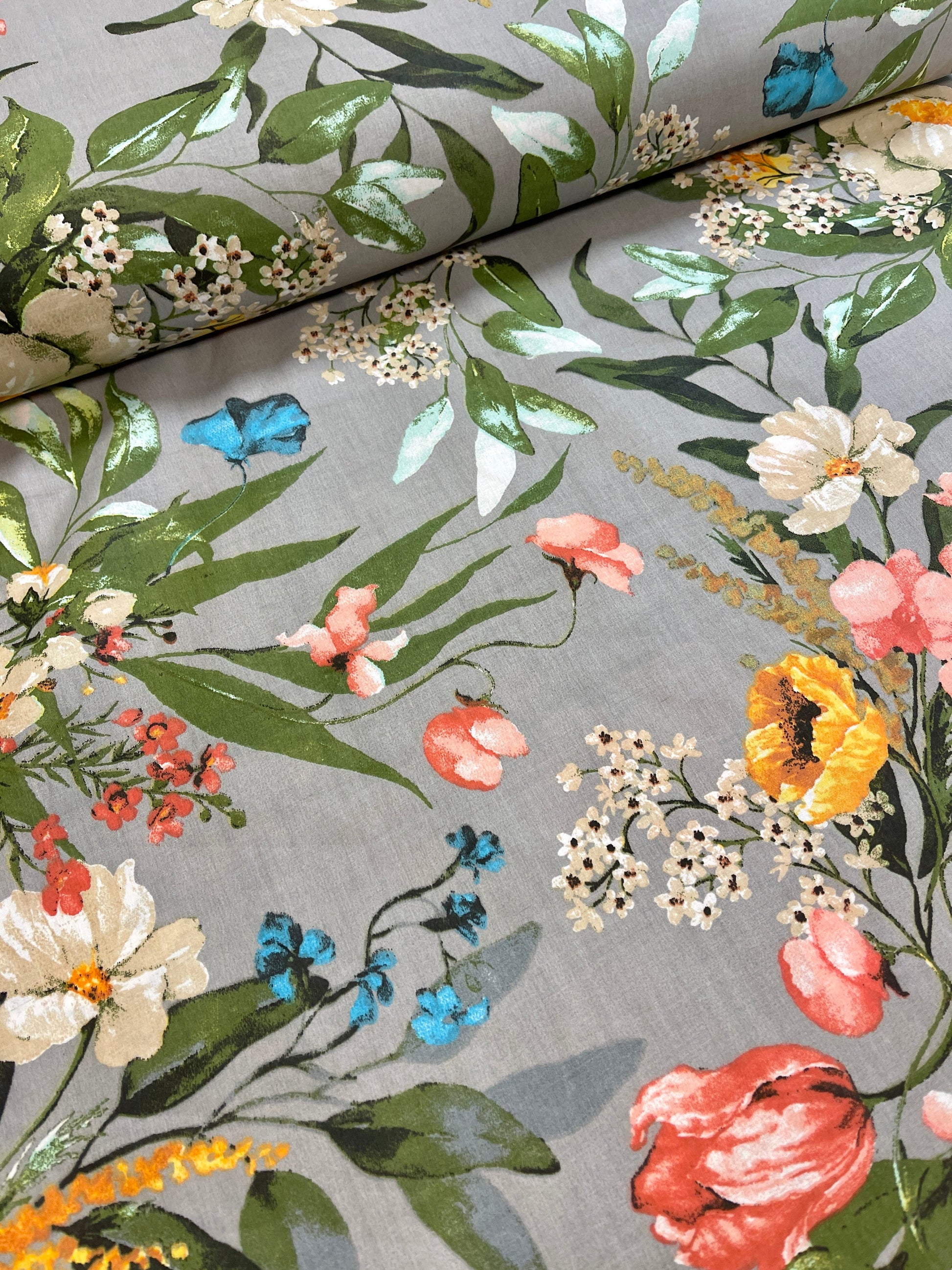 Attēls ar 100% Kokvilnas audums - ziedi uz pelēka 125 g/m² – pieejams Šarlotes audumi