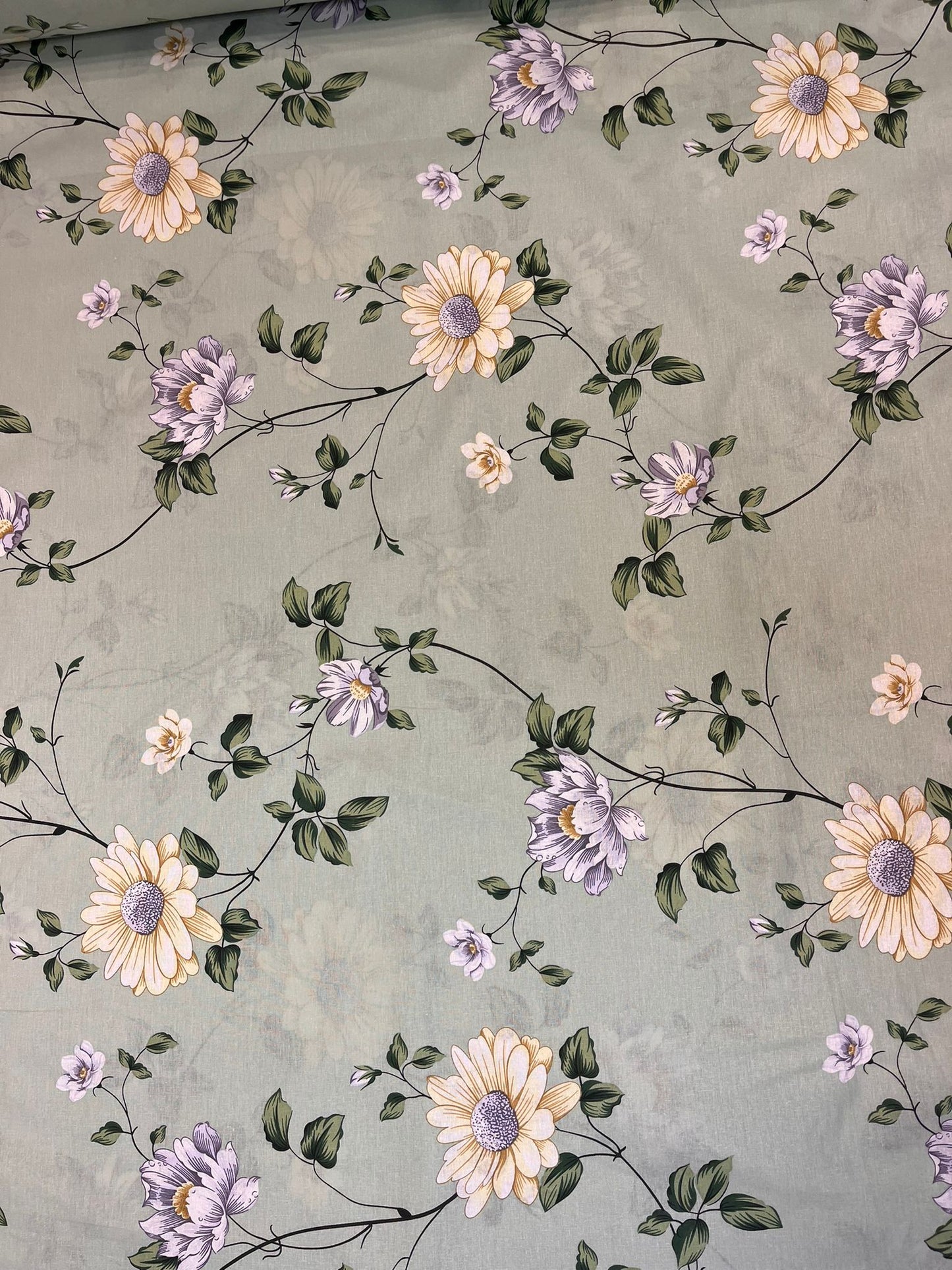 Image d'un tissu 100 % coton - prairie fleurie vert sauge 220 cm 130 g/m² – disponible chez Šarlotes audumi