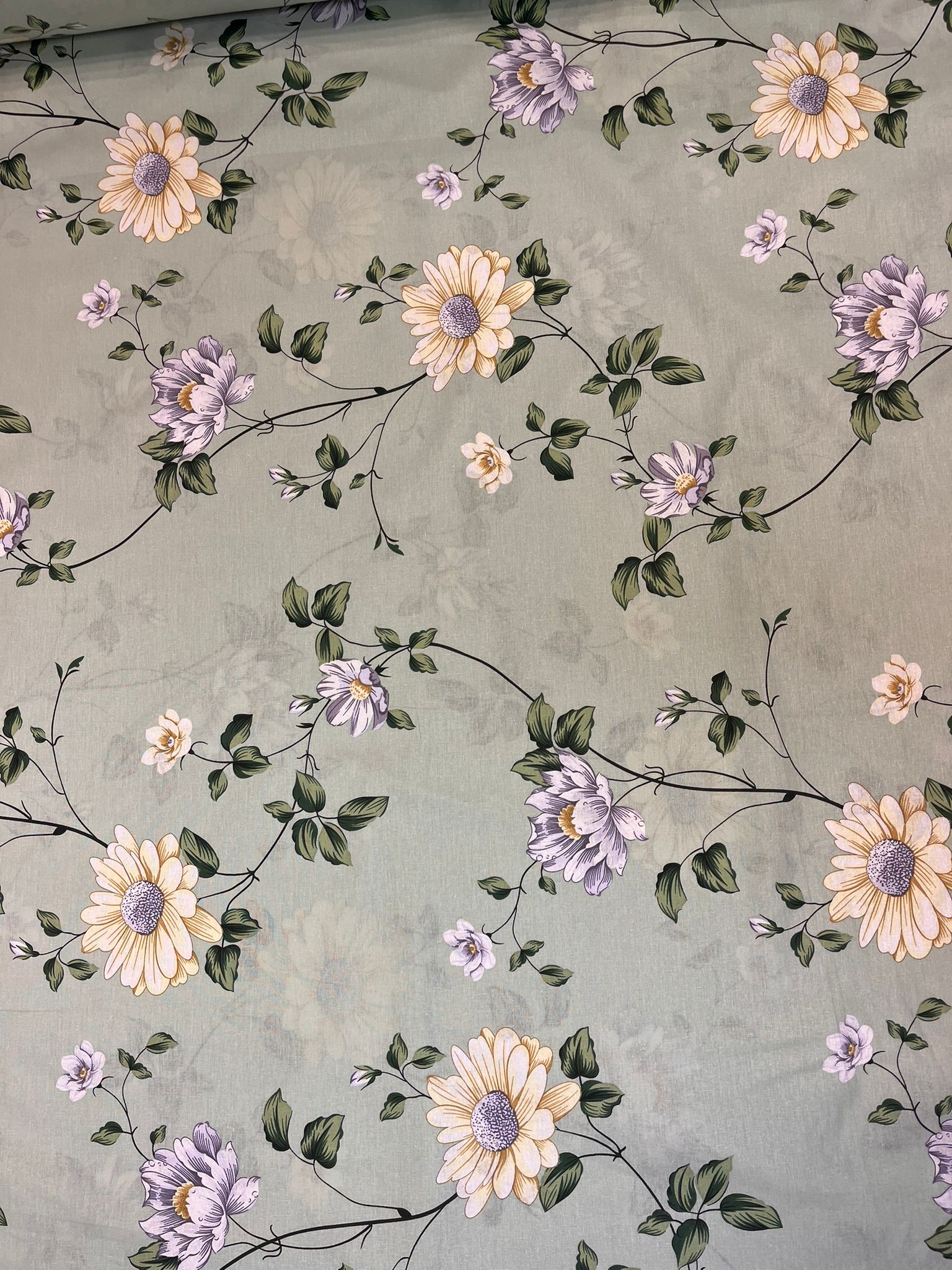 Image d'un tissu 100 % coton - prairie fleurie vert sauge 220 cm 130 g/m² – disponible chez Šarlotes audumi