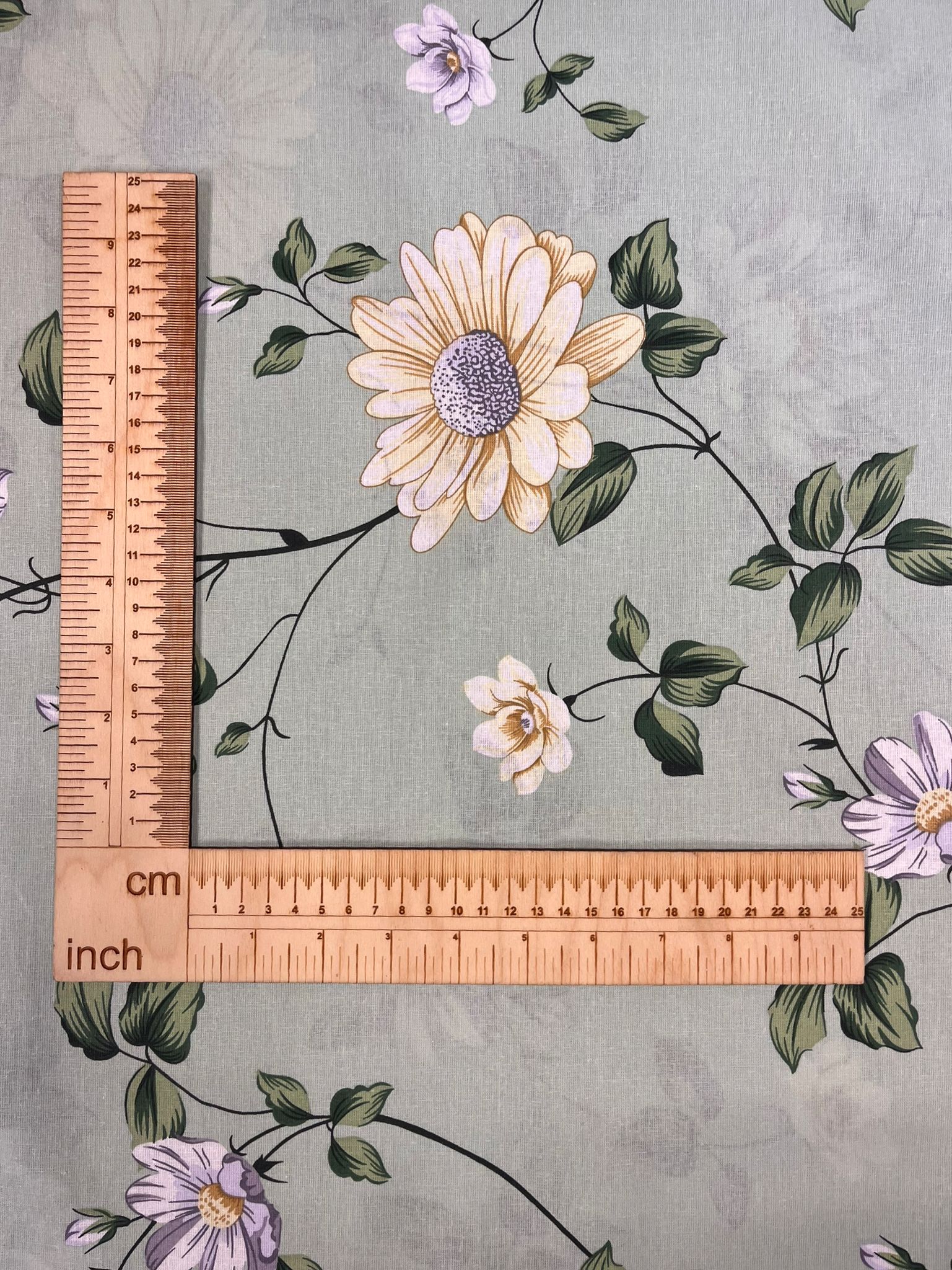 Image en tissu 100 % coton - prairie fleurie vert sauge 220cm 130 g/m² – disponible chez Šarlotes audumi