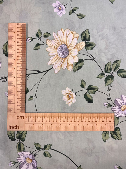 Image en tissu 100 % coton - prairie fleurie vert sauge 220cm 130 g/m² – disponible chez Šarlotes audumi