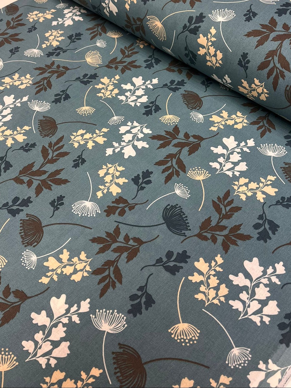 Attēls ar 100% Kokvilnas audums - zilgan zaļš lapu raksts 125 g/m² – pieejams Šarlotes audumi