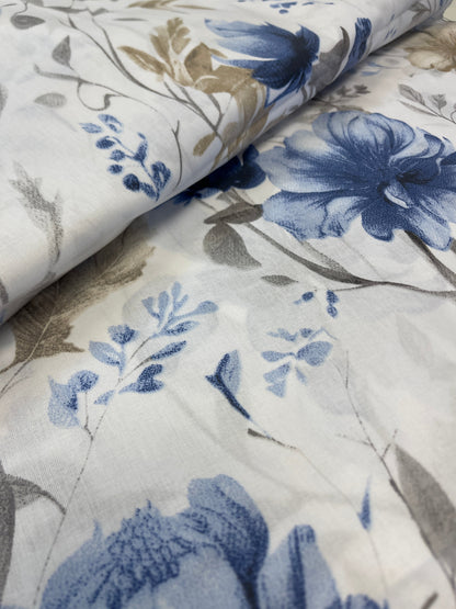 Tissu 100 % coton - motif floral bleu sur fond blanc 125 g/m²