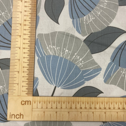 100% cotton fabric-blue floral motif on light gray 125 g/m