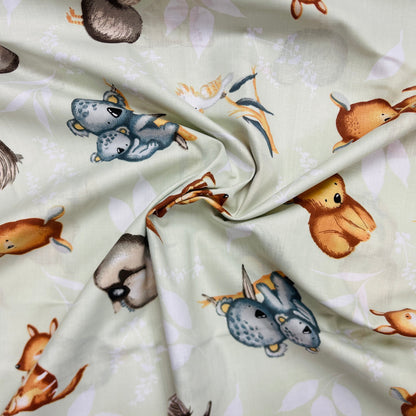 100% tissu en coton - animaux sur fond vert pâle 125 g/m²