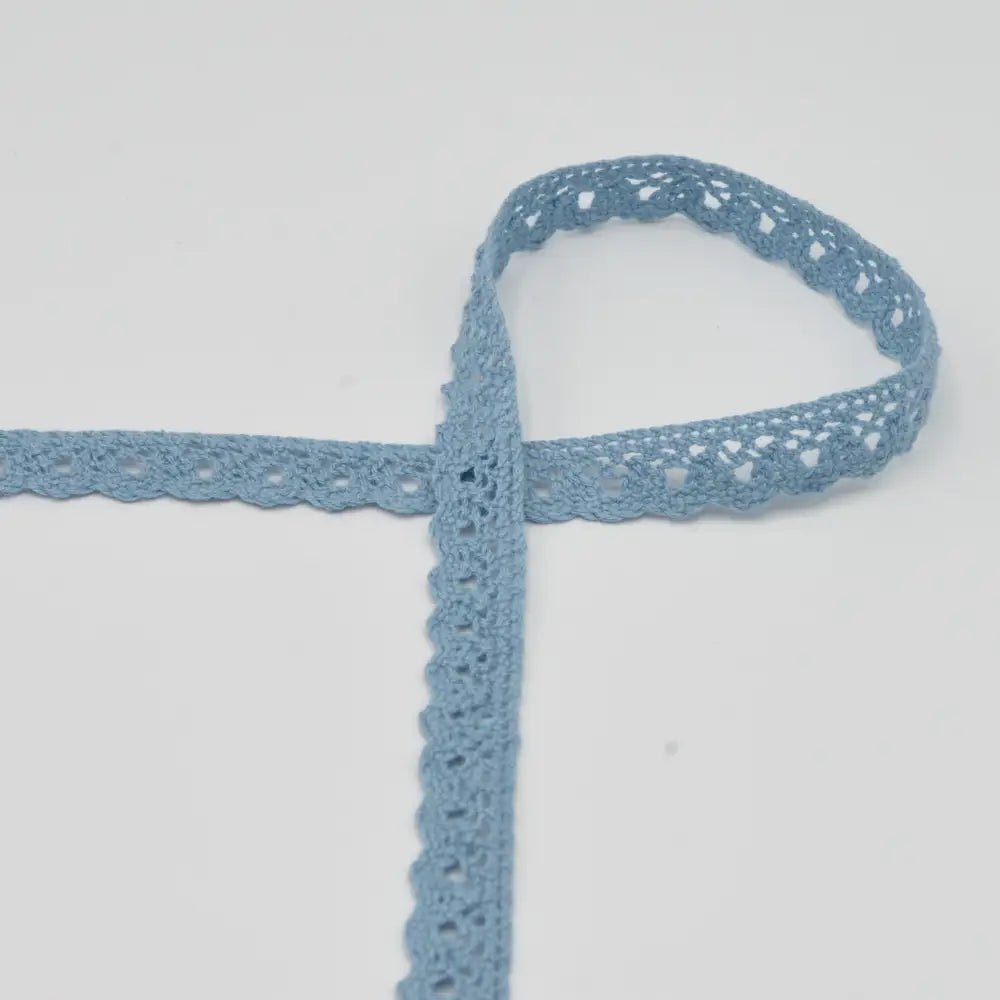 Attēls ar 100% Kokvilnas mežģīne - 1,5 cm gaiši zila – pieejams Šarlotes audumi