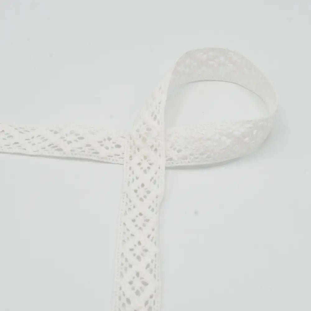 Attēls ar 100% Kokvilnas mežģīne 2 cm - silti balta(XLA0012) – pieejams Šarlotes audumi