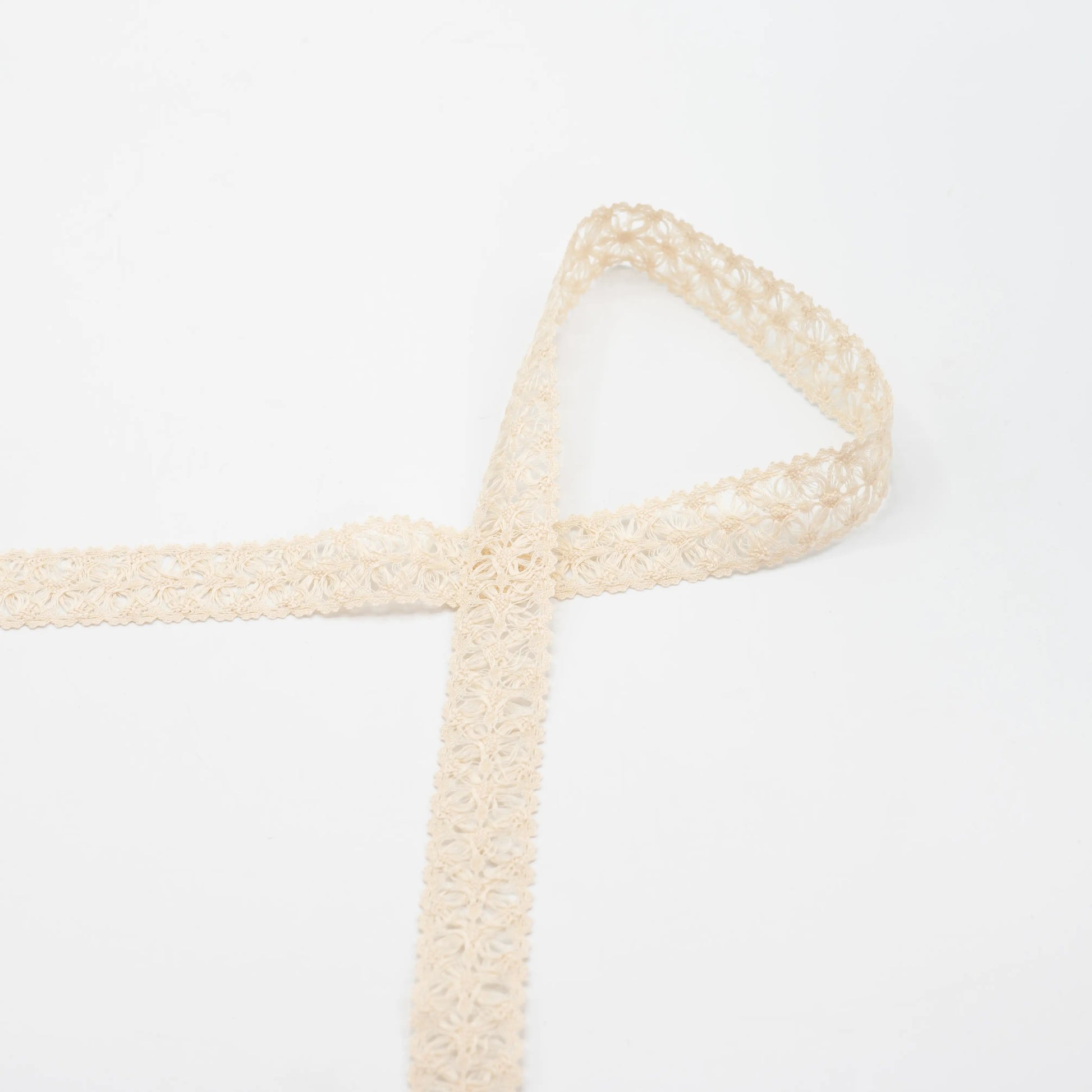 Attēls ar 100% Kokvilnas mežģīne - 2,2 cm dabiga – pieejams Šarlotes audumi