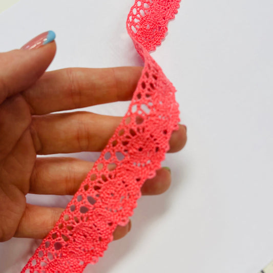 Attēls ar 100% Kokvilnas mežģīne 2,5 cm - koraļļu – pieejams Šarlotes audumi