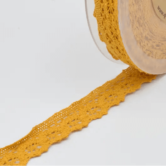 Attēls ar 100% Kokvilnas mežģīne 3 cm - silti dzeltena – pieejams Šarlotes audumi