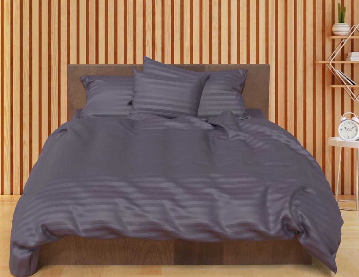 Attēls ar 100% Kokvilnas satīns-pelēcīgi violetas strīpas 220 cm – pieejams internetā Šarlotes audumi