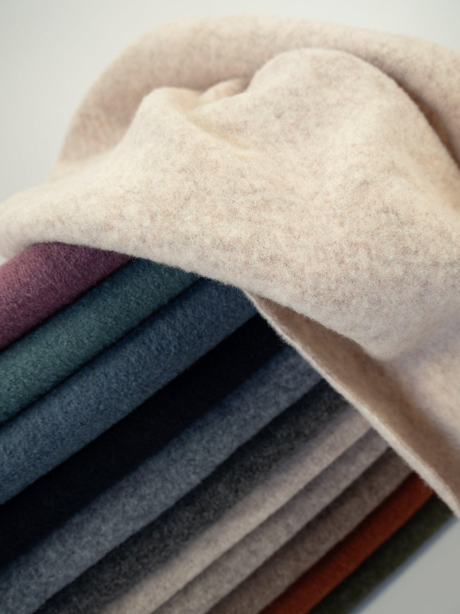 Attēls ar 100% Vilnas flīss - tumši pelēks melanžs 385 g/m² – pieejams Šarlotes audumi