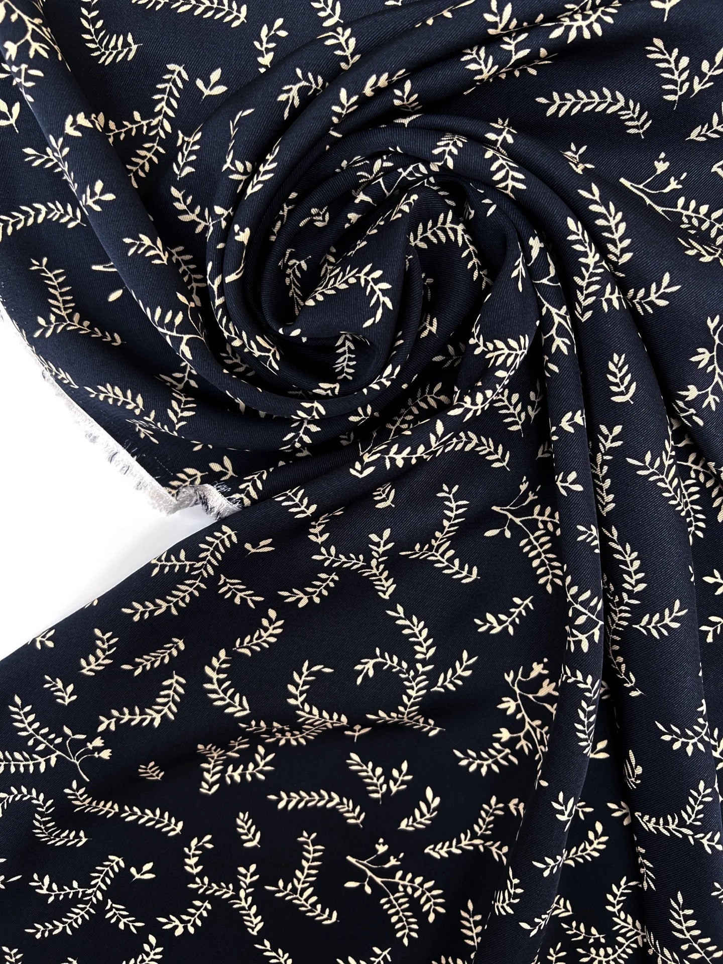 Attēls ar 100% Viskozes audums - bēšas lapiņas uz tumši zila 96 g/m² – pieejams Šarlotes audumi