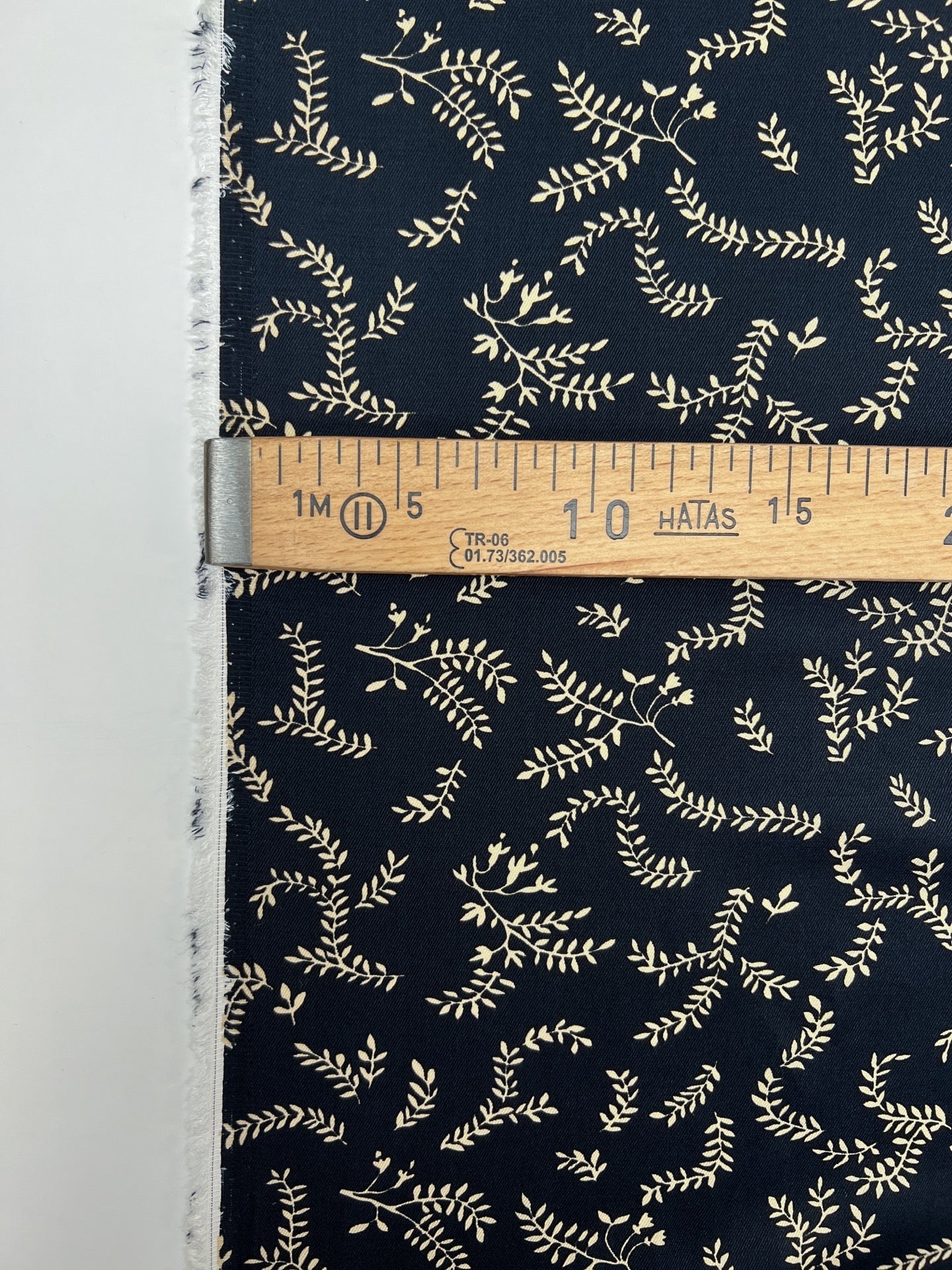 Attēls ar 100% Viskozes audums - bēšas lapiņas uz tumši zila 96 g/m² – pieejams Šarlotes audumi