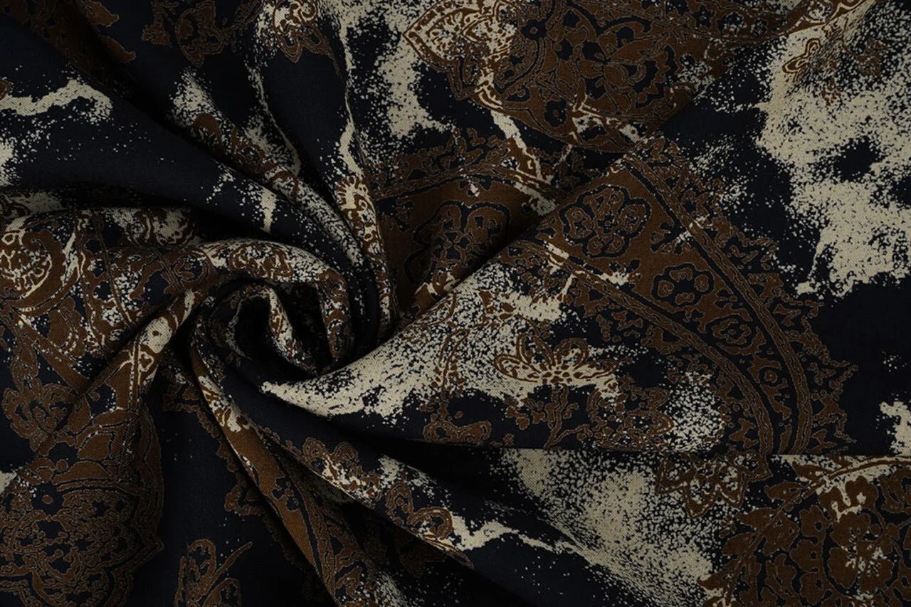 Attēls ar 100% Viskozes audums - bruns un melns raksts 135 g/m² – pieejams Šarlotes audumi