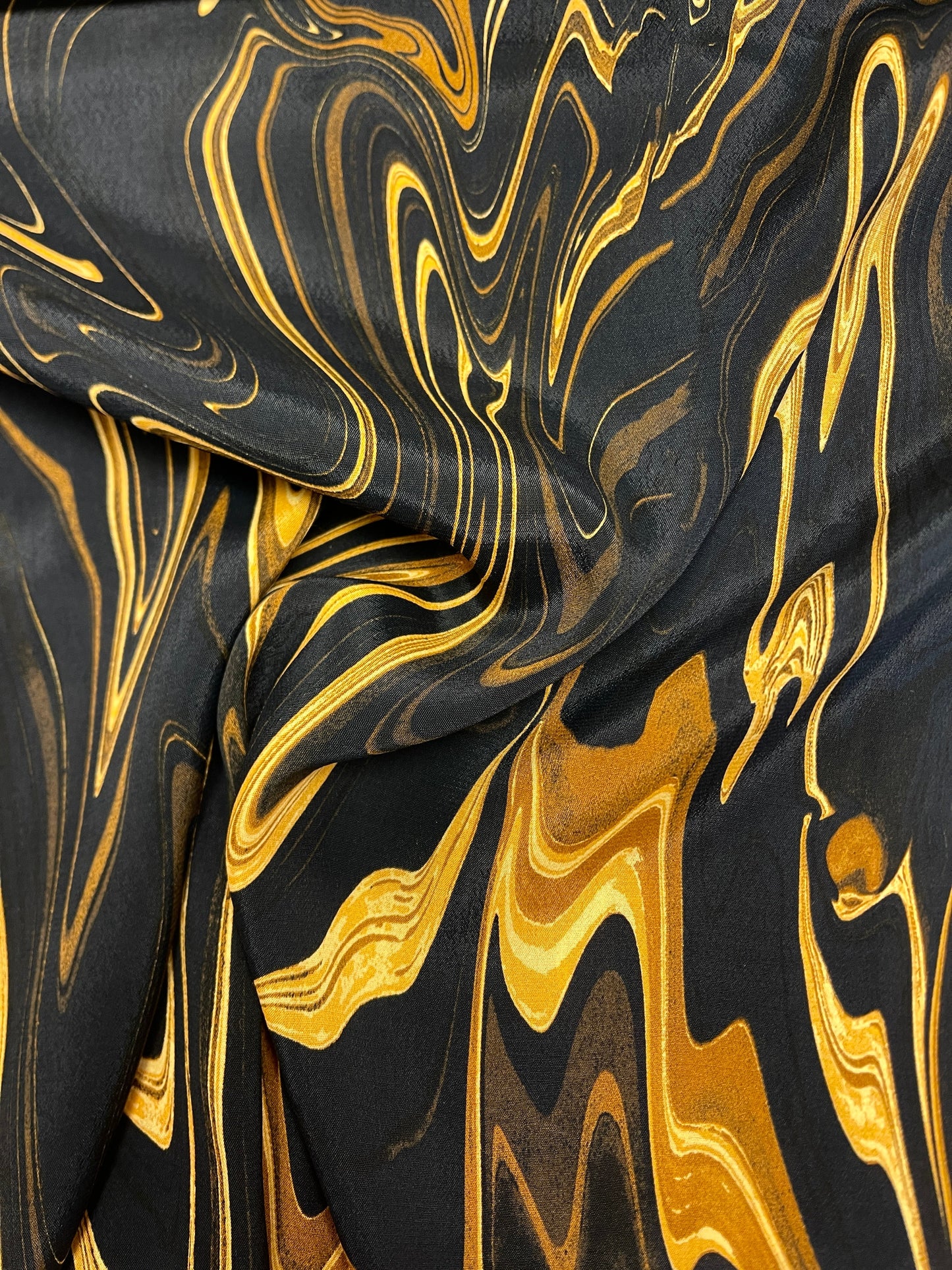 Attēls ar 100% Viskozes audums - brūns zeltains raksts 110 g/m² – pieejams Šarlotes audumi