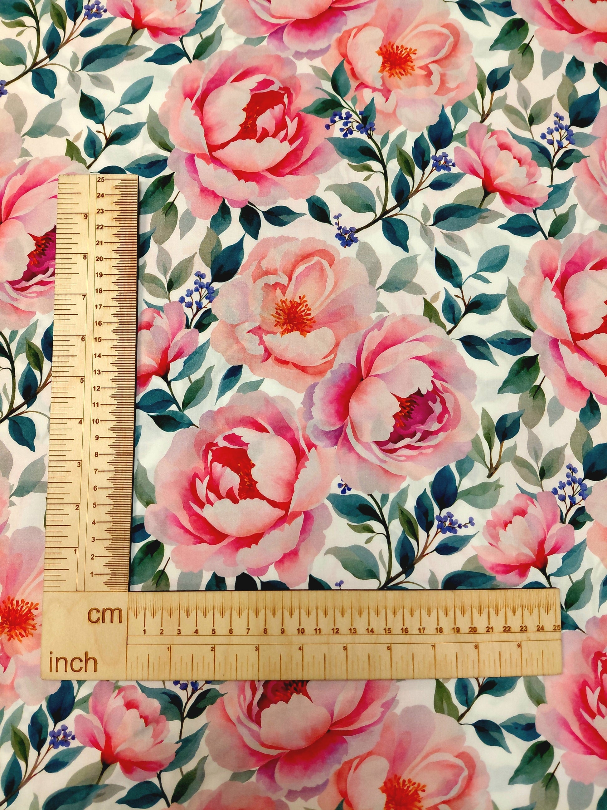 Attēls ar 100% Viskozes audums - krūmrozītes 135 g/m² – pieejams Šarlotes audumi