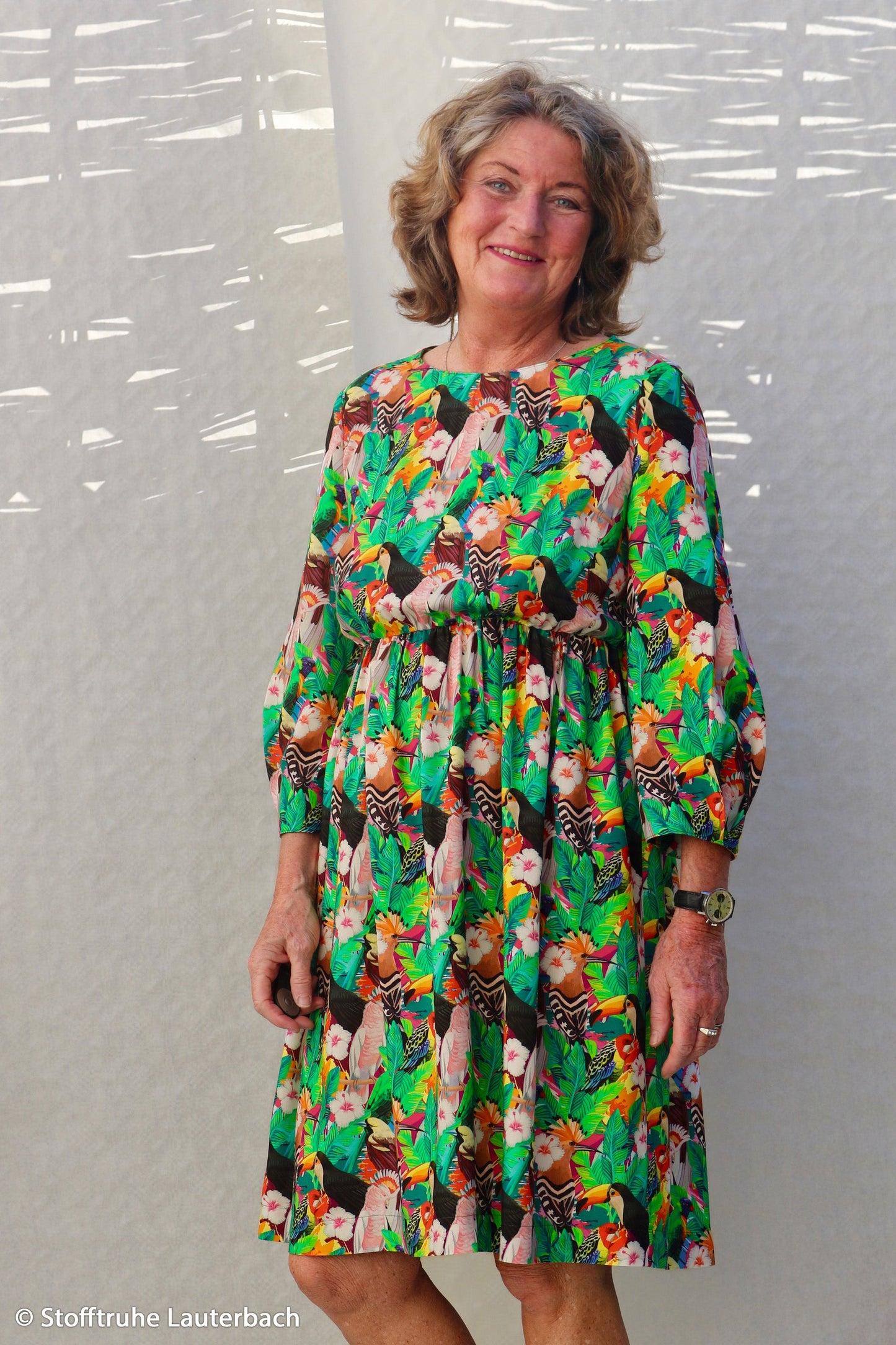 Attēls ar 100% Viskozes audums - tropu karnevāls 125 g/m² – pieejams Šarlotes audumi