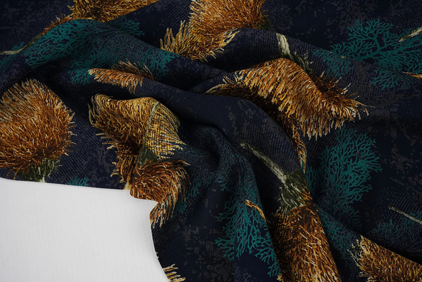 Attēls ar 100% Viskozes audums - zelta pienenes uz tumši zila fona 115 g/m² – pieejams Šarlotes audumi