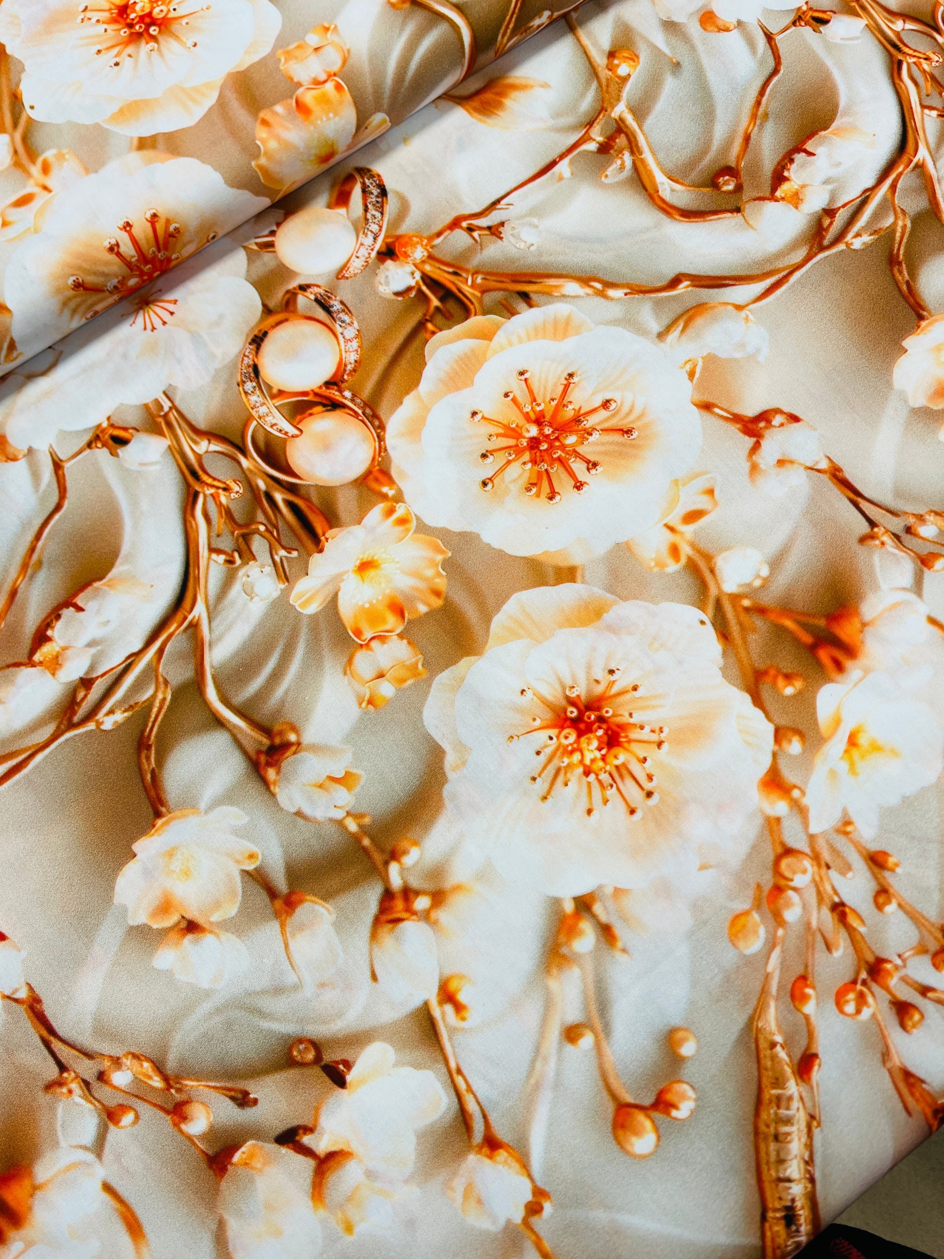 Attēls ar 100% Viskozes audums - ziedi un pērles 110 g/m² – pieejams Šarlotes audumi