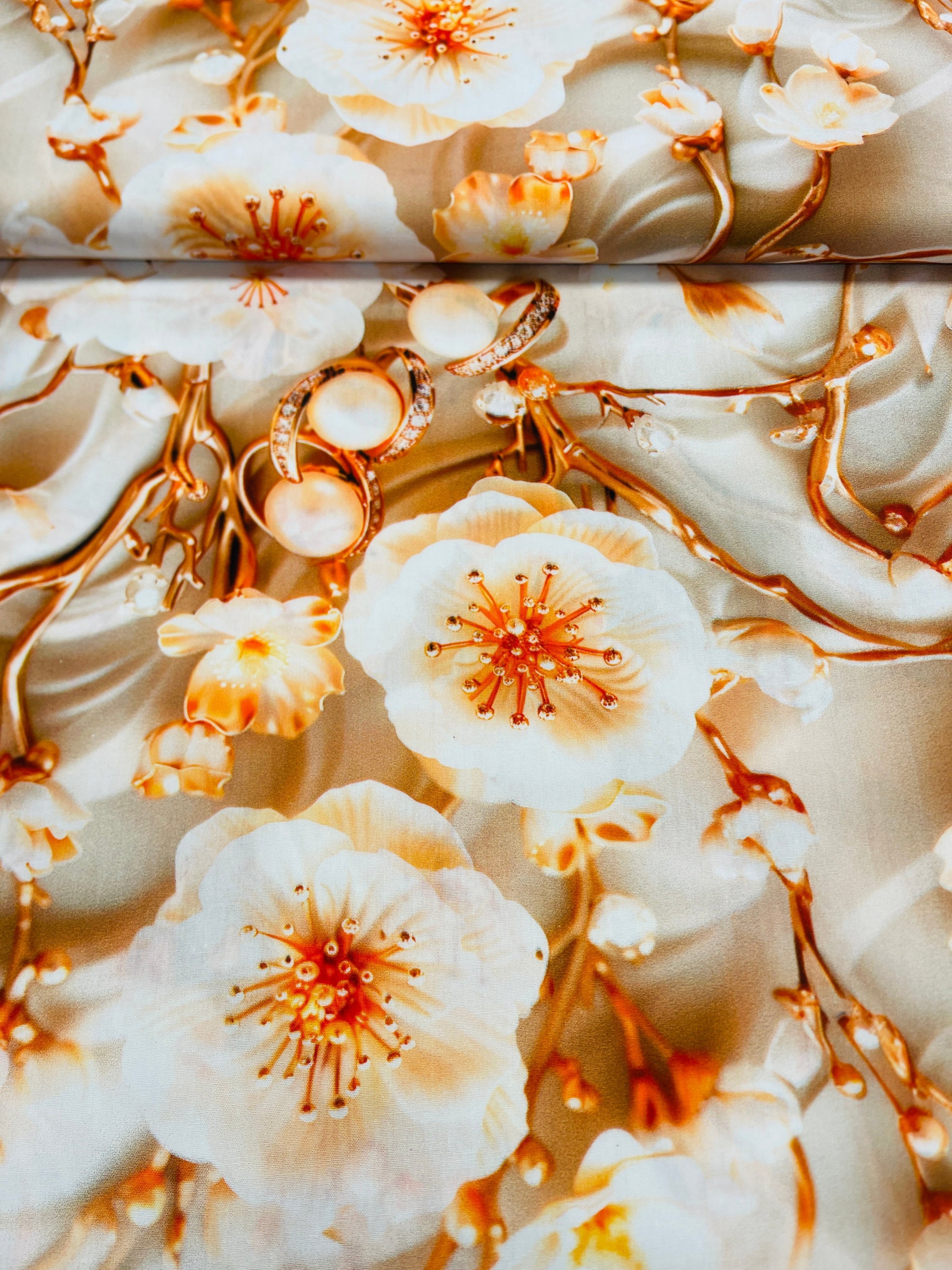 Attēls ar 100% Viskozes audums - ziedi un pērles 110 g/m² – pieejams Šarlotes audumi