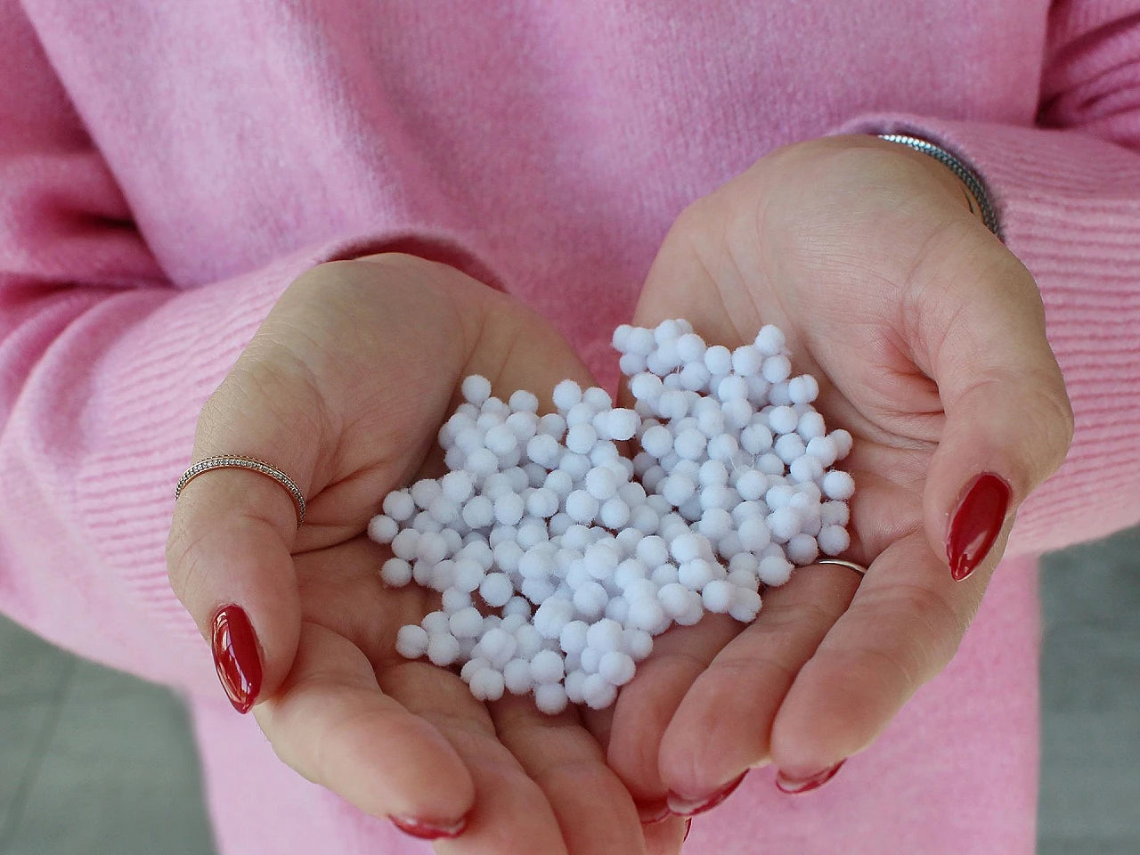 Mini pomponi Ø4 mm | Balti | 2000 gabali iepakojumā|dažādu toņu