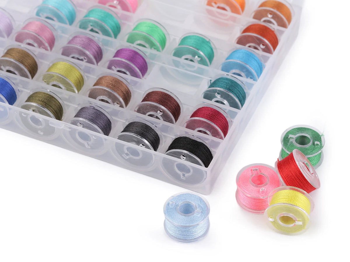 Plastmasas kastīte ar diega spolītēm