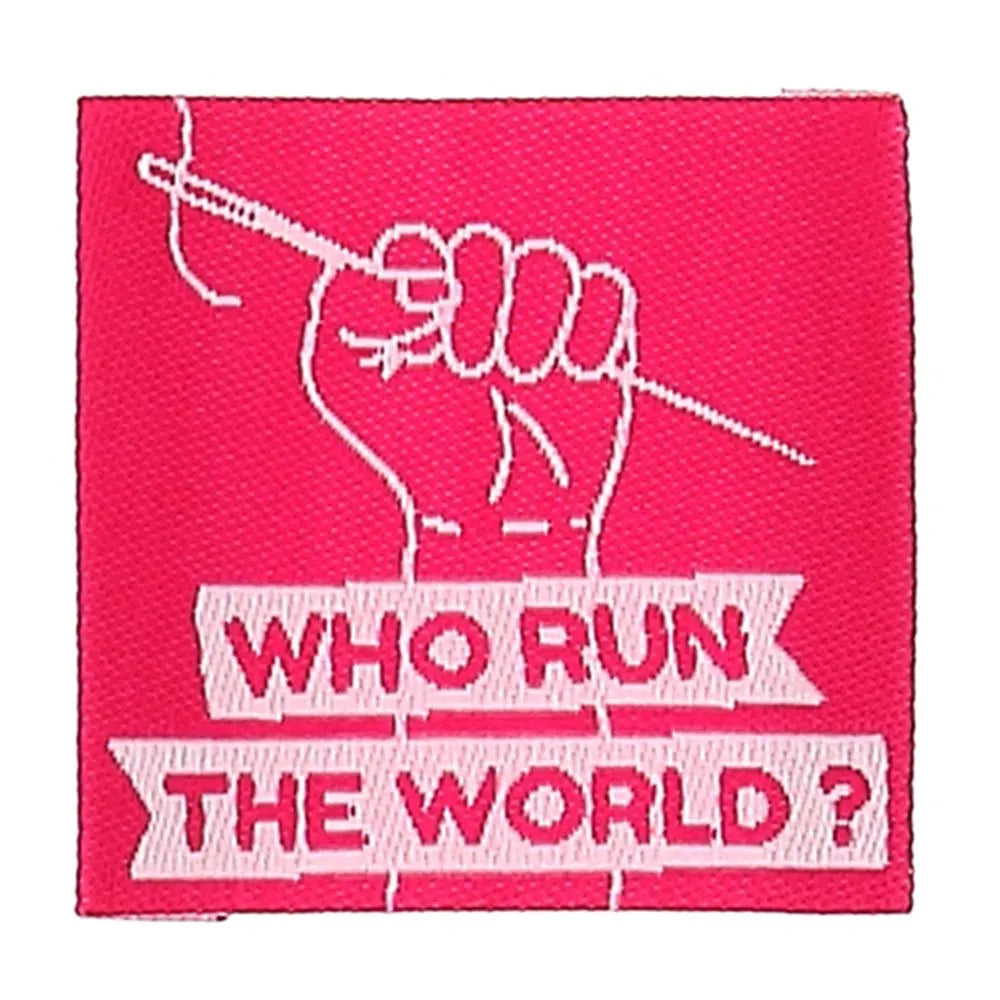 Bohin iešujamas apģērbu etiķetes “Who Run The Word” – 35 × 35 mm, 4 gab.
