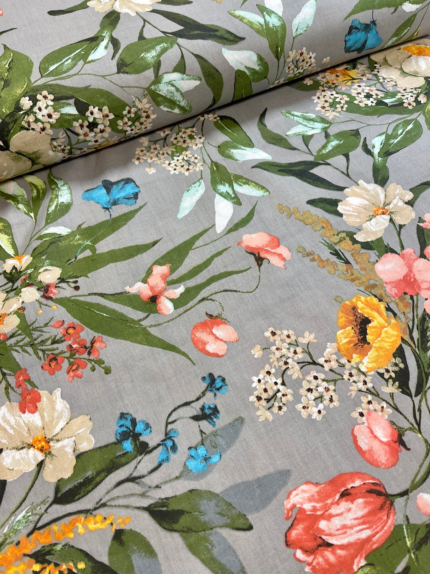 100% medvilnės audinys-gėlės ant pilkos 125 g/m²