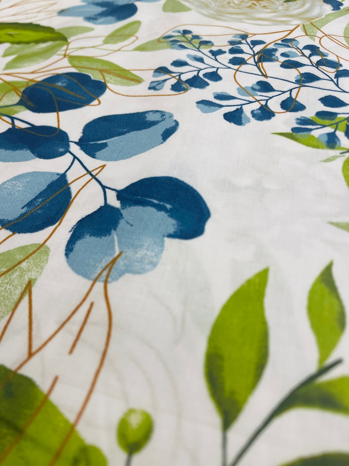 100% Cotton Fabric - White Roses 125 g/m²