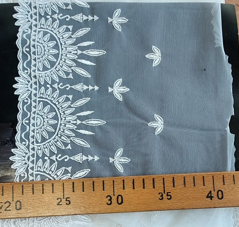 Izšūta mežģīne uz tilla 20 cm-porcelāna balta