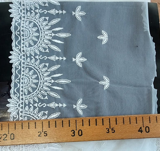Izšūta mežģīne uz tilla 20 cm-porcelāna balta