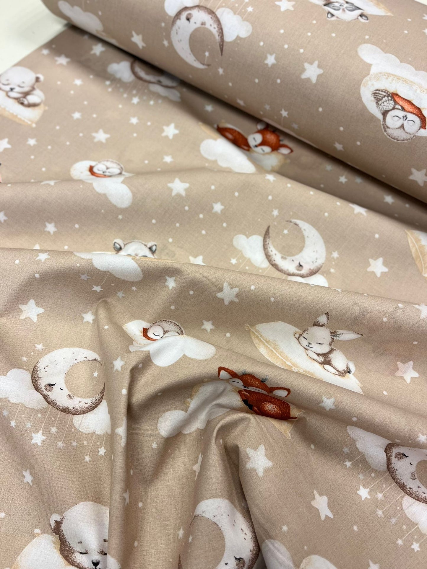 100% medvilninis audinys – saldūs sapneliai meškiukams ant smėlinio fono 125 g/m²
