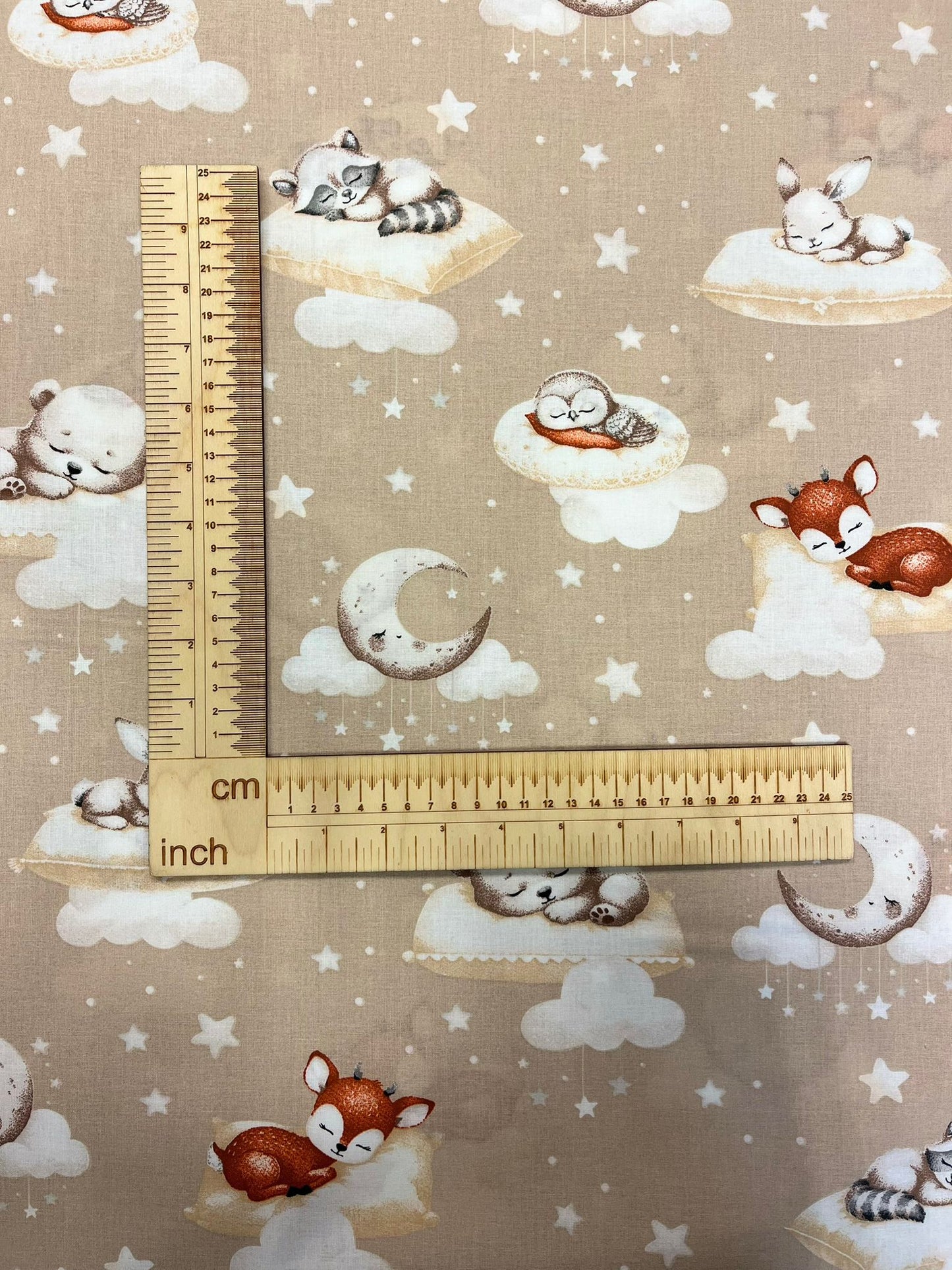 100% medvilninis audinys – saldūs sapneliai meškiukams ant smėlinio fono 125 g/m²