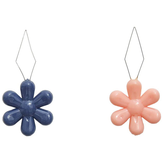 Attēls ar Adatu ievērējs (diega ievērējs) zieda formā Hobby Gift – pieejams Šarlotes audumi