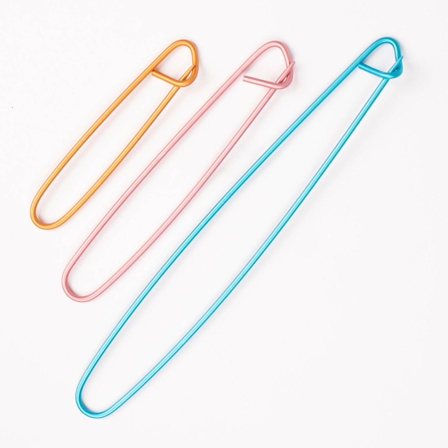 Attēls ar Adījuma valdziņu turētāji Drops – 3 gab. komplekts | Alumīnija palīgadatas – pieejams Šarlotes audumi