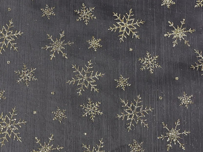 Image of white organza with gold glitter snowflakes – available online at Šarlotes audumi