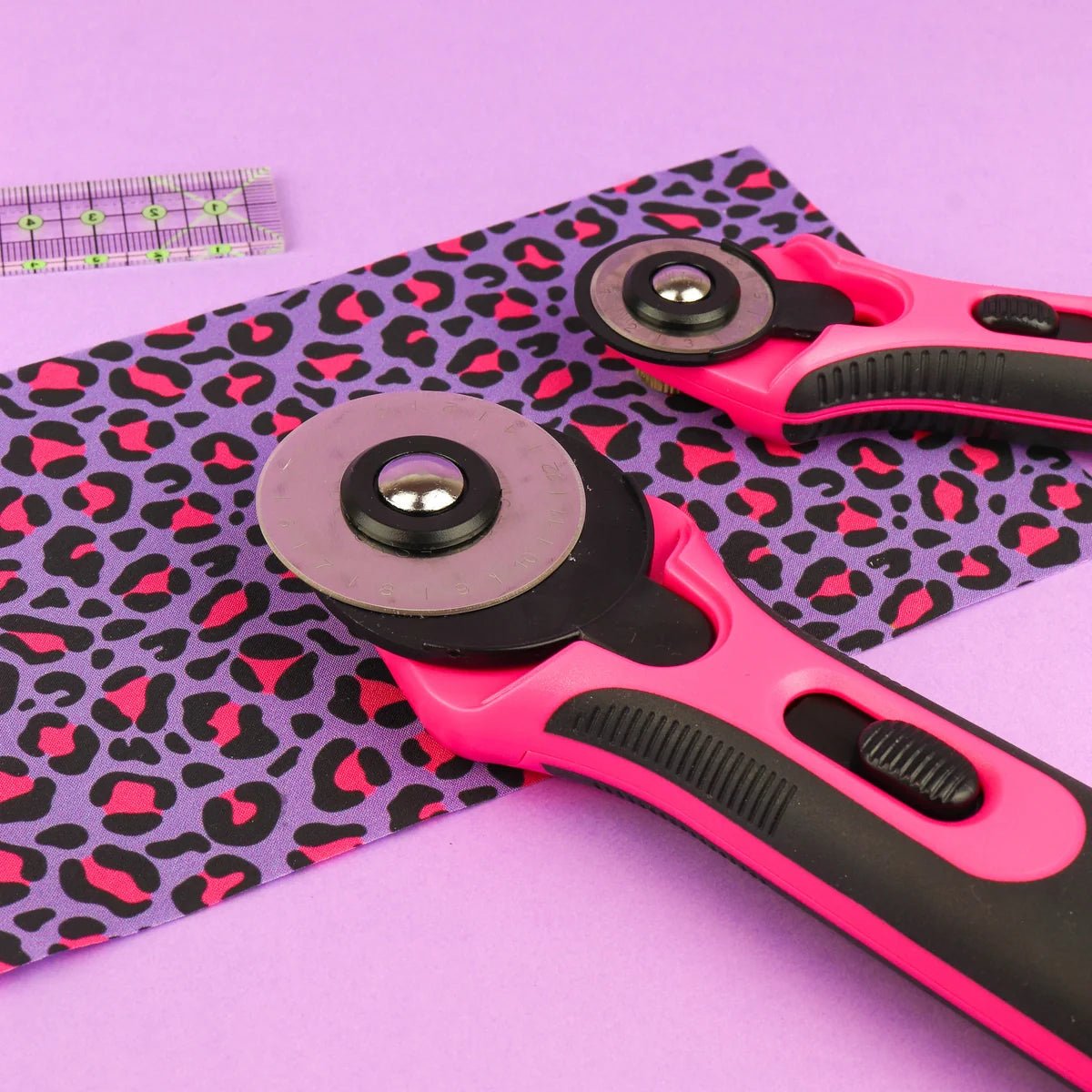 Image of the Bohin rotary fabric cutter – 18 or 45 mm – available online at Šarlotes audumi