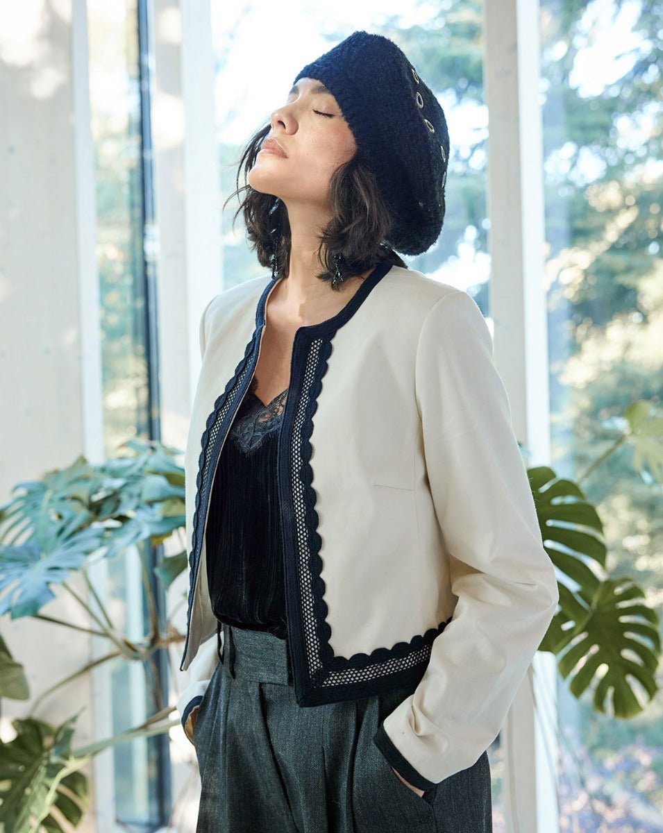 Attēls ar Burda Style 02/2026 - ENG – pieejams Šarlotes audumi