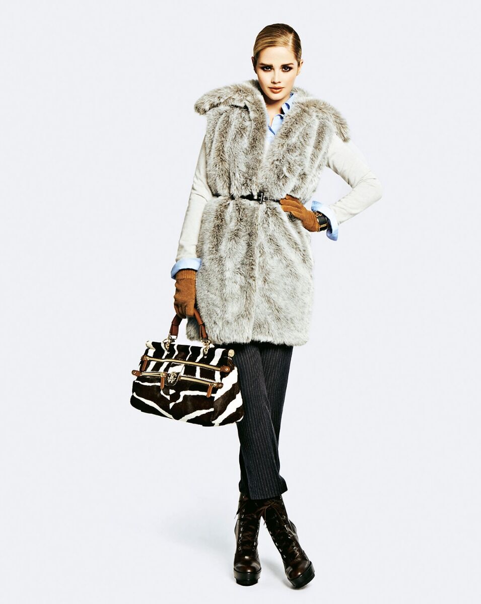 Attēls ar Burda Style 11/2025 - ENG – pieejams Šarlotes audumi