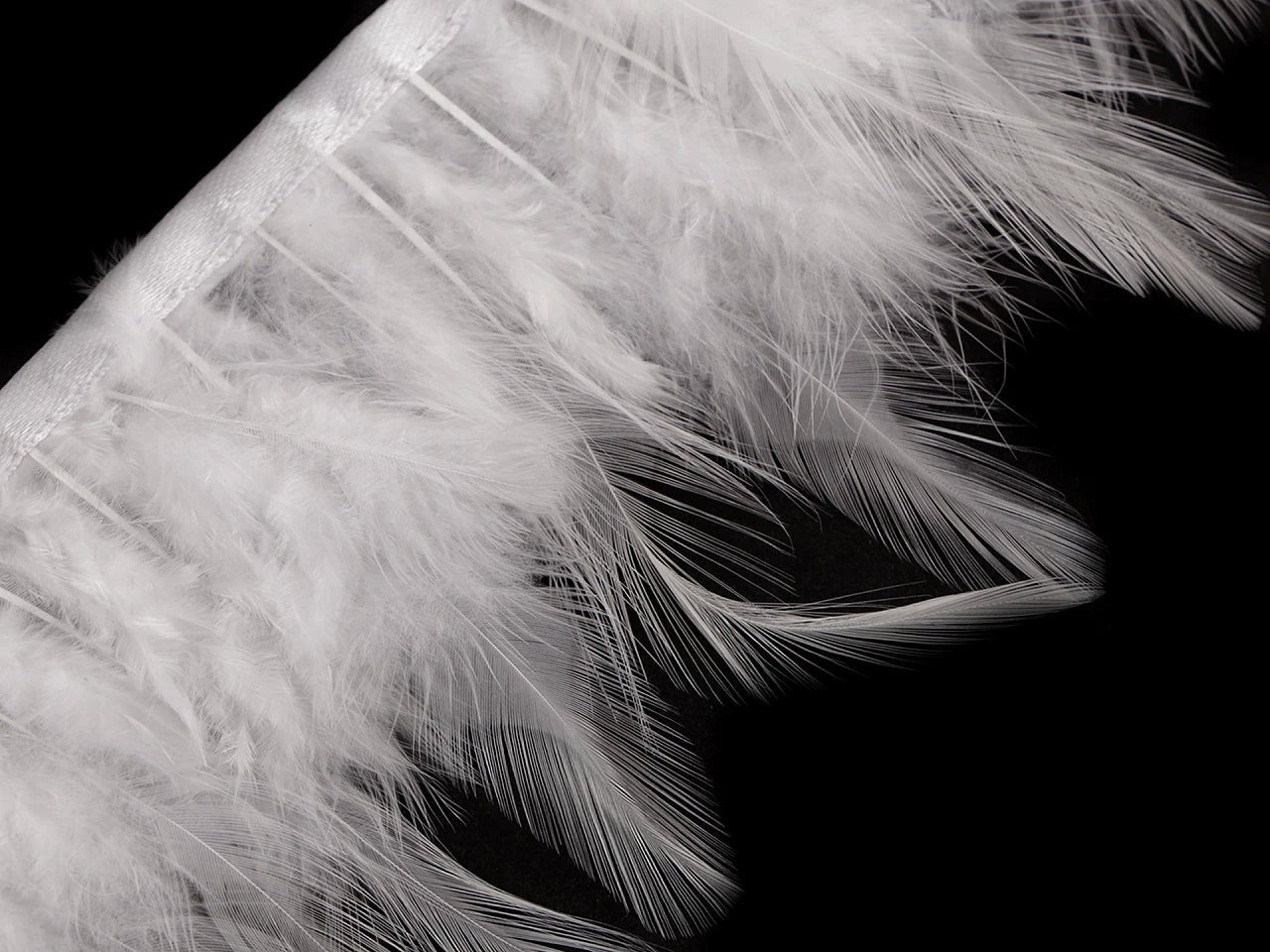 Image of decorative feather trim, feather length 7–12 cm – available at Šarlotes audumi